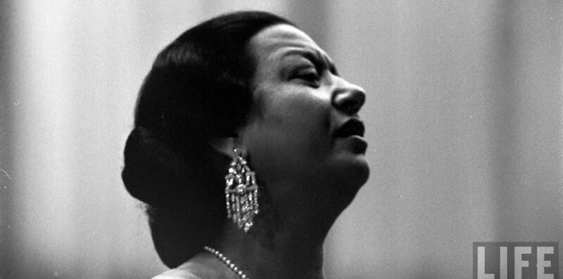 Umm_kulthum in black and white still (right face profile looking up)