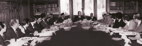 His Highness the Aga Khan meets Ismaili scholars and leaders of the Jamat in Paris and a decision is taken to establish an institution for Ismaili studies, 1975. Credit: IIS